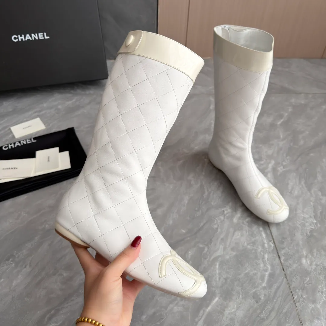 👟👟Ex-factory price 1040👟👟 High version of Chanel CHANEL, 🌞🌞🌞The latest boots from Xiaoxiang 2025 autumn and winter counter, a must-have item for this autumn and winter! ! Ms. Chanel loves simple yet irresistible combinations to show her unique style. Mix and match freely to shine⚡Follow Grandma’s fashion steps! ! ! The top-notch craftsmanship and texture are perfectly presented. No matter any details, you can compare them with the counters. The best quality products can be entered and exited from the counters at will! ! ❶Material: imported cowhide ❷Inner lining: sheepskin lining ❸Feet: sheepskin lining ❹Outsole: original molded sole ❺Heel height: 2 cm ❻Boot shaft height: 13 inches ❼Number: 35-40 (40 and 41 are customized and cannot be returned)